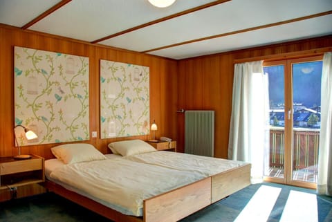 Hypo-allergenic bedding, down comforters, in-room safe