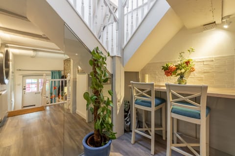 Ground floor: Breakfast bar in the kitchen