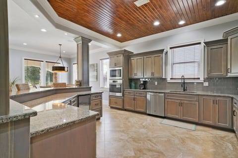 The Luke House - Crystal Beach - Kitchen