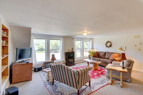 Manchester Center Vacation Rental | 2BR | 1BA | 900 Sq Ft | Stairs Required