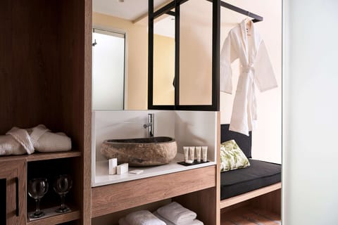 In-room safe, soundproofing, iron/ironing board, free WiFi