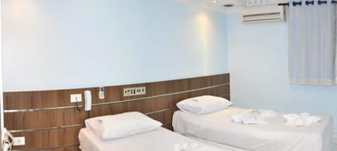 Twin Room, 2 Twin Beds | Minibar, WiFi (free), bed sheets