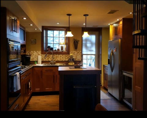 Fully equipt eat in kitchen with wine fridge. seating for 6. 