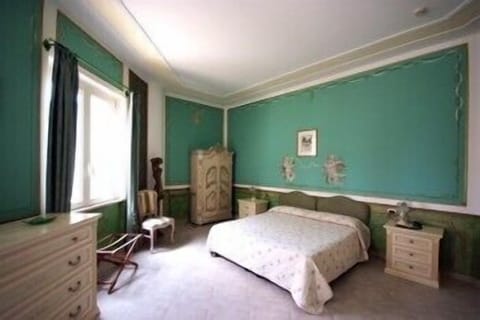 Frette Italian sheets, premium bedding, down comforters, minibar