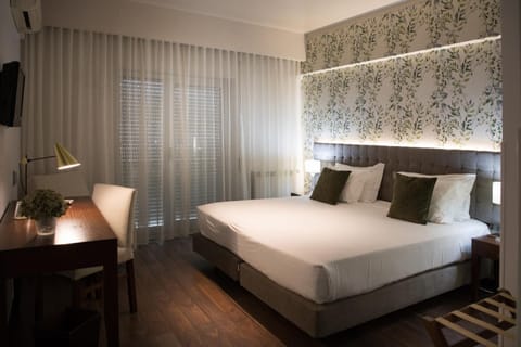 In-room safe, desk, soundproofing, free WiFi