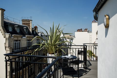 Deluxe Room, Terrace | Hypo-allergenic bedding, in-room safe, individually decorated