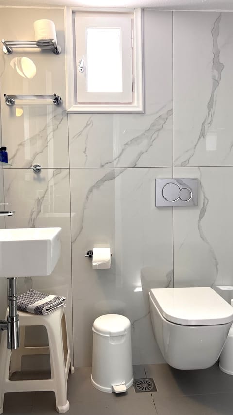 Standard Room | Bathroom | Shower, hair dryer, towels, soap