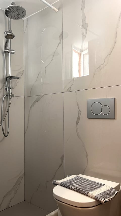 Standard Room | Bathroom | Shower, hair dryer, towels, soap