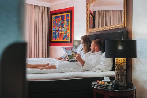 Hypo-allergenic bedding, minibar, in-room safe, blackout drapes