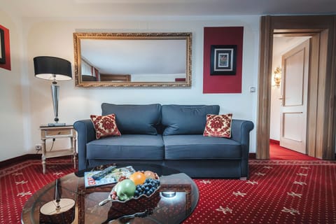 Junior Suite, 1 King Bed, Non Smoking, Mountain View (Studio) | Hypo-allergenic bedding, minibar, in-room safe, blackout drapes