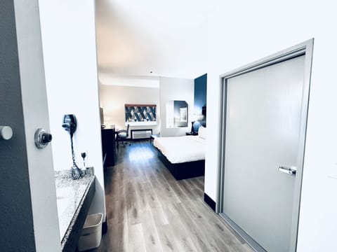 Desk, laptop workspace, iron/ironing board, free WiFi