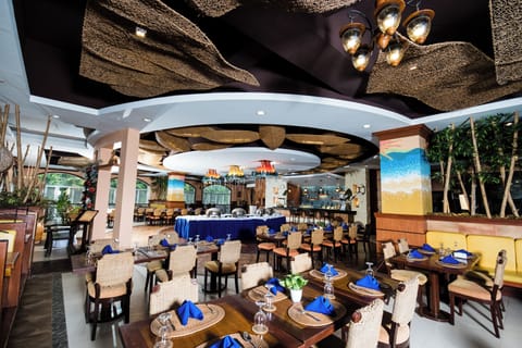 2 restaurants; breakfast, lunch, and dinner served