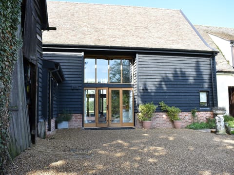 Delightful barn conversion with gravelled entranceway | Ivy Todd Barn, Ashdon, near Saffron Walden