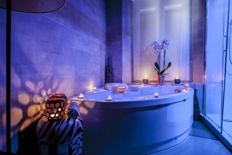 King Room with Spa Bath | Jetted tub