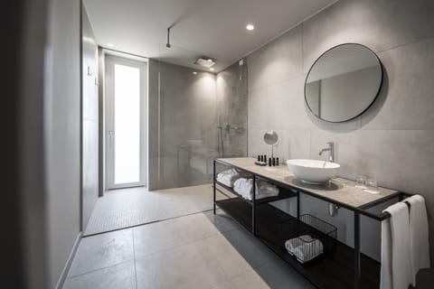 Luxury Room | Bathroom | Shower, free toiletries, hair dryer, bidet