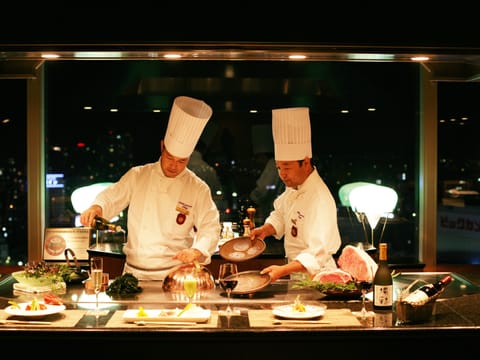 6 restaurants; breakfast, lunch, and dinner served