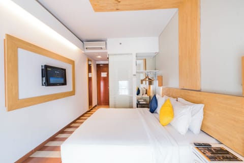 Down comforters, in-room safe, desk, laptop workspace