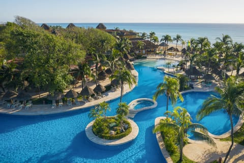 4 outdoor pools, pool umbrellas, sun loungers