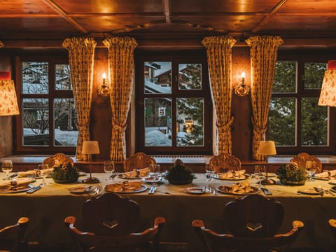 2 restaurants, breakfast, dinner served; local cuisine