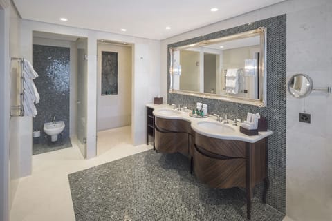 Luxury Suite, 1 King Bed, Balcony, Lake View | Bathroom | Free toiletries, hair dryer, bathrobes, slippers