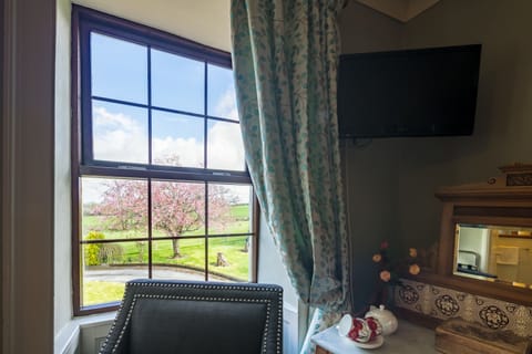 Standard Double Room, Ensuite, Garden View | Premium bedding, desk, iron/ironing board, free WiFi