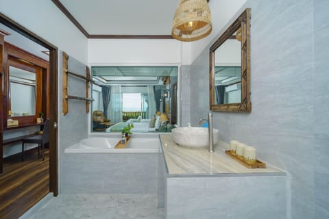 Deluxe Triple Room | Bathroom | Shower, free toiletries, hair dryer, towels