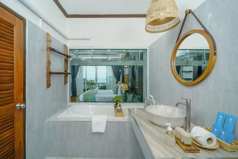 Grand Room, Sea View | Bathroom | Shower, free toiletries, hair dryer, towels