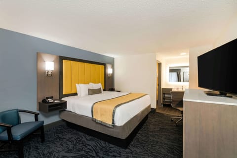 Room, 1 King Bed, Non Smoking | Iron/ironing board, free cribs/infant beds, free WiFi, bed sheets