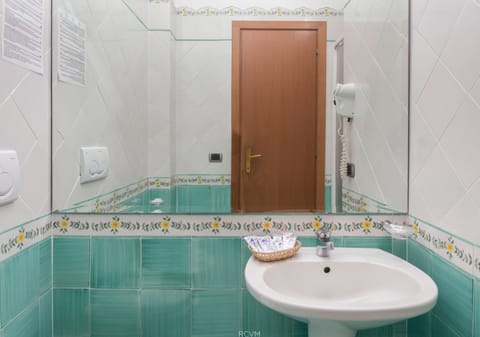 Rainfall showerhead, free toiletries, hair dryer, bidet