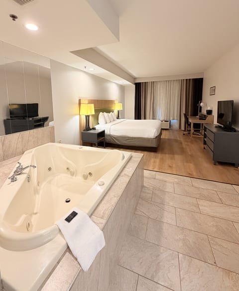 Jacuzzi w/ hot tub | Individually furnished, desk, blackout drapes, iron/ironing board