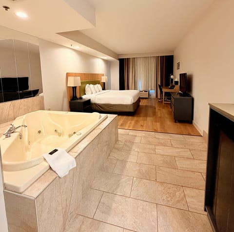 Jacuzzi w/ hot tub | Individually furnished, desk, blackout drapes, iron/ironing board