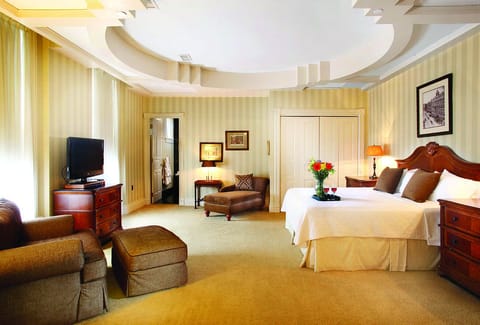 Honeymoon Suite (Morgan) | Premium bedding, desk, iron/ironing board, free WiFi