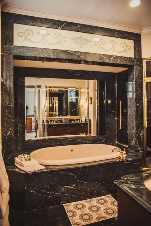 Honeymoon Suite (Morgan) | Premium bedding, desk, iron/ironing board, free WiFi