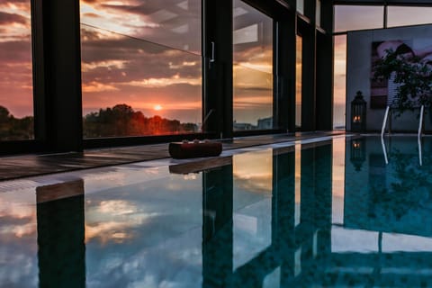 Indoor pool, sun loungers