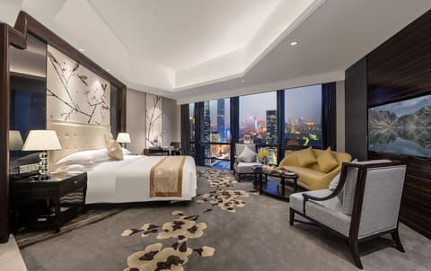 Deluxe Executive, 1 King Bed, with Minibar | Memory foam beds, minibar, in-room safe, desk