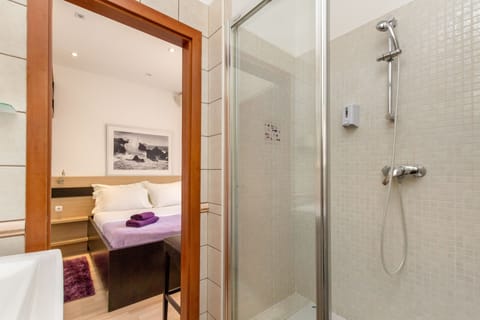 Double Room | Bathroom | Combined shower/tub, free toiletries, hair dryer, towels