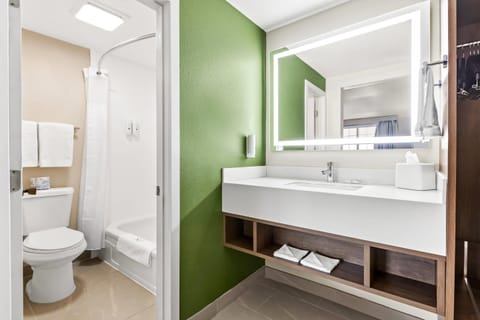 Standard Room, 1 Queen Bed, Non Smoking | Premium bedding, desk, laptop workspace, blackout drapes