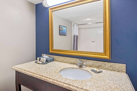 Combined shower/tub, free toiletries, hair dryer, towels