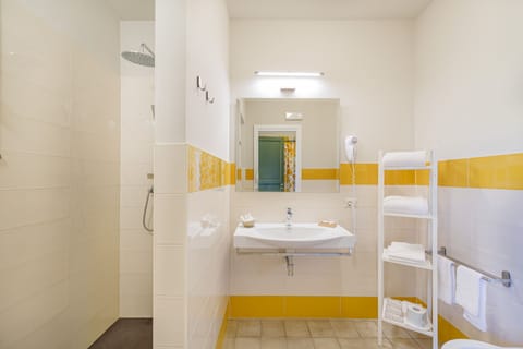 Comfort Double Room, 1 King Bed, Accessible, Non Smoking | Bathroom | Shower, free toiletries, hair dryer, towels