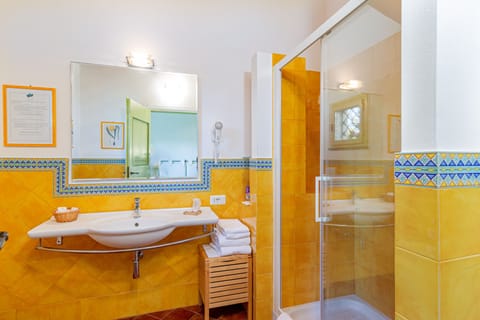 Classic Double Room | Bathroom | Shower, free toiletries, hair dryer, towels