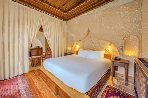 Luxury Cave Suite | Premium bedding, pillowtop beds, minibar, in-room safe