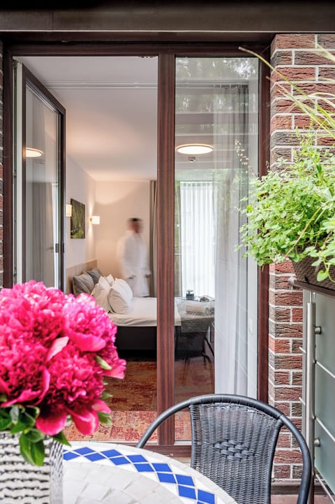Luxury One-Bedroom Apartment with Balcony | Balcony