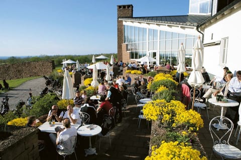 2 restaurants; lunch and dinner served