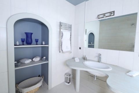 Comfort Room | Bathroom | Free toiletries, hair dryer, towels