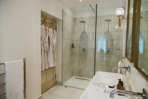 Honeymoon Suite | Bathroom | Free toiletries, hair dryer, towels