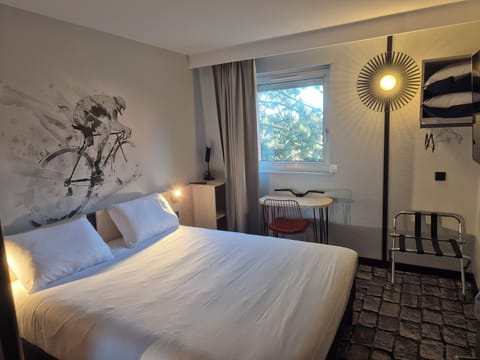 Desk, laptop workspace, travel crib, free WiFi