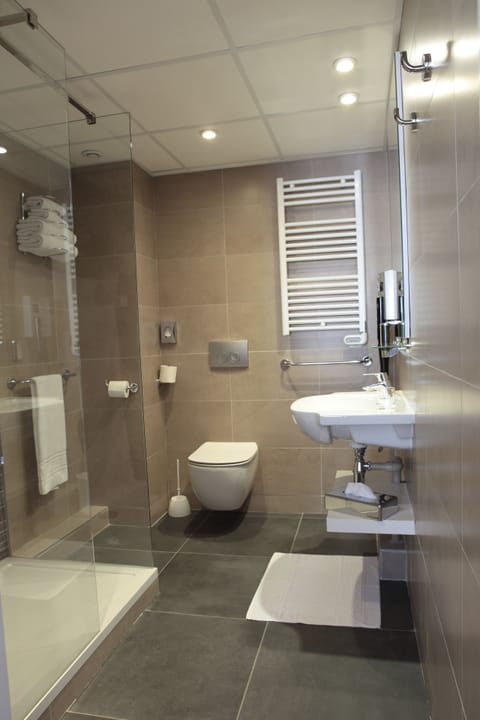 Rainfall showerhead, hair dryer, towels, soap