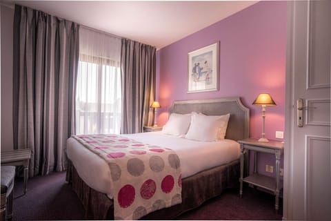 Comfort Room, 1 Queen Bed, Non Smoking, Jetted Tub | In-room safe, blackout drapes, iron/ironing board, free WiFi