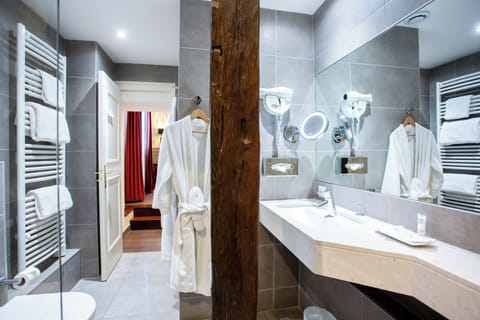 Superior Room, 1 King Bed, Non Smoking | Bathroom | Free toiletries, hair dryer, towels