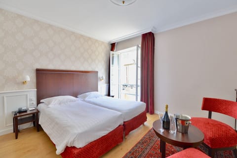 Comfort Room, 2 Twin Beds, Non Smoking (Larger Room) | Pillowtop beds, minibar, in-room safe, desk